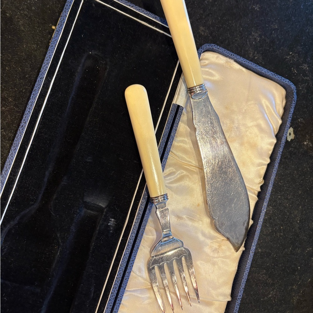 Elegant Silverware Set with Cream Handles